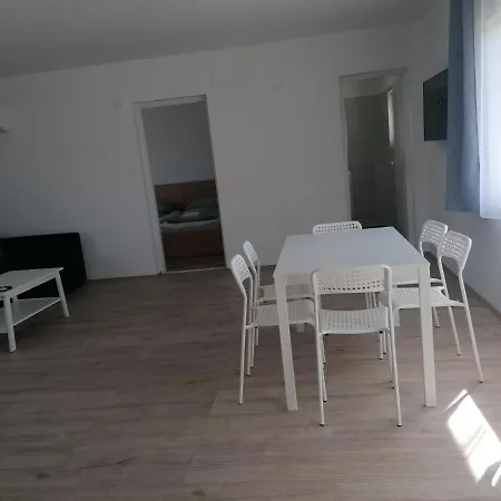 Sostoi Apartmanhaz דירה