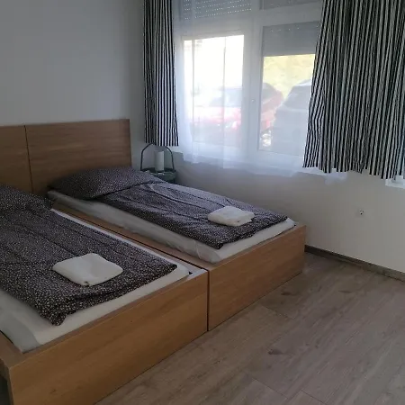 Sostoi Apartmanhaz שיופוק